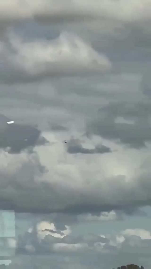 Metallic Orb Seen Over Pulkovo Airport, Saint Petersburg, Russland, October 23, 2024