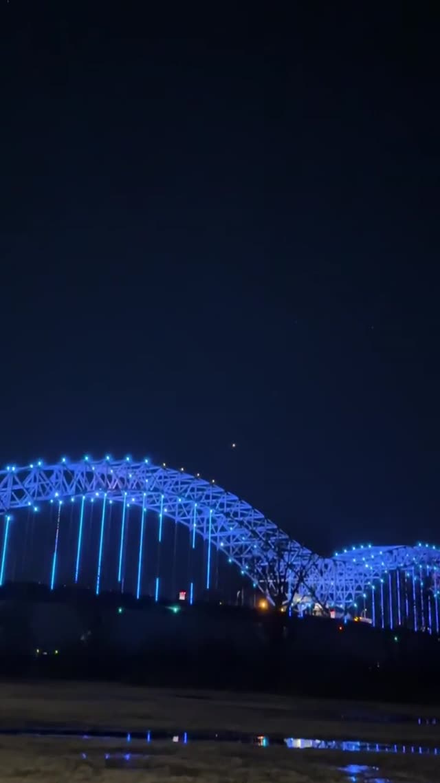 Orb Uap Spotted Over The Memphis Bridge - 12.20.24