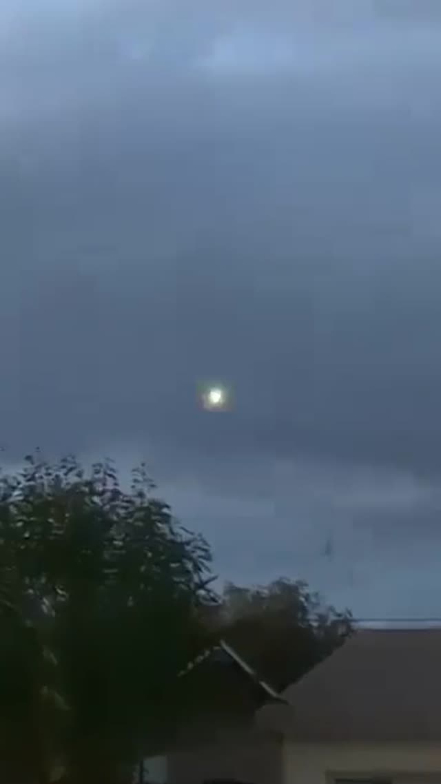 Pulsing UAP Filmed In Michigan