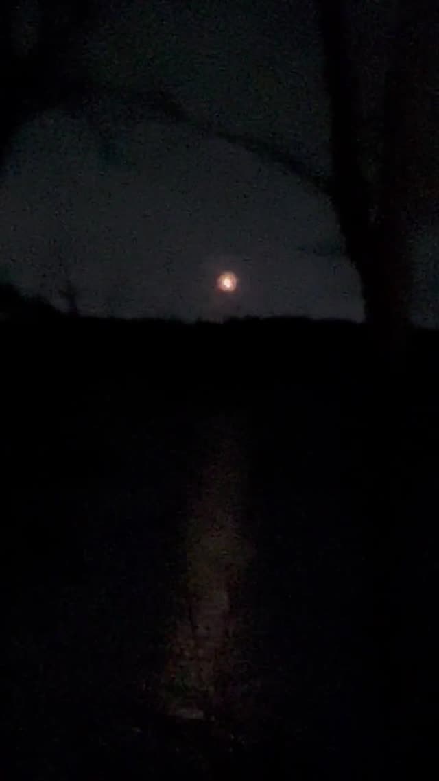 UFO Video – Weston, CT (April 27, 2022)