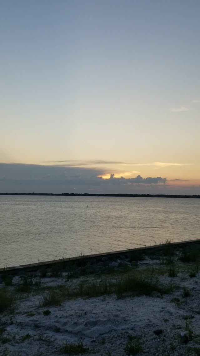 UFO Video – Navarre, Florida (December 16, 2022)