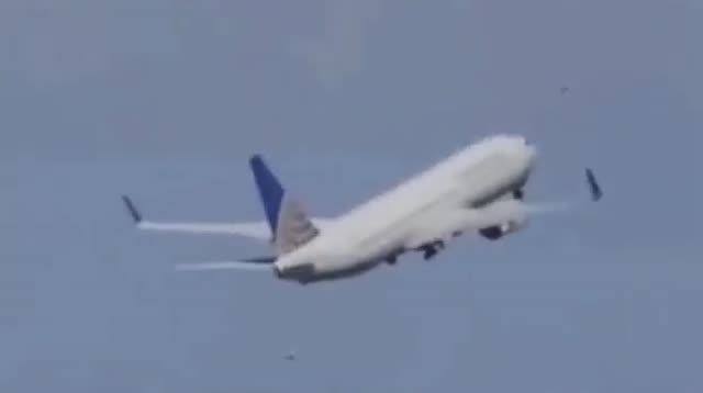 UFO Video – O'Hare Airport, Chicago (2015)