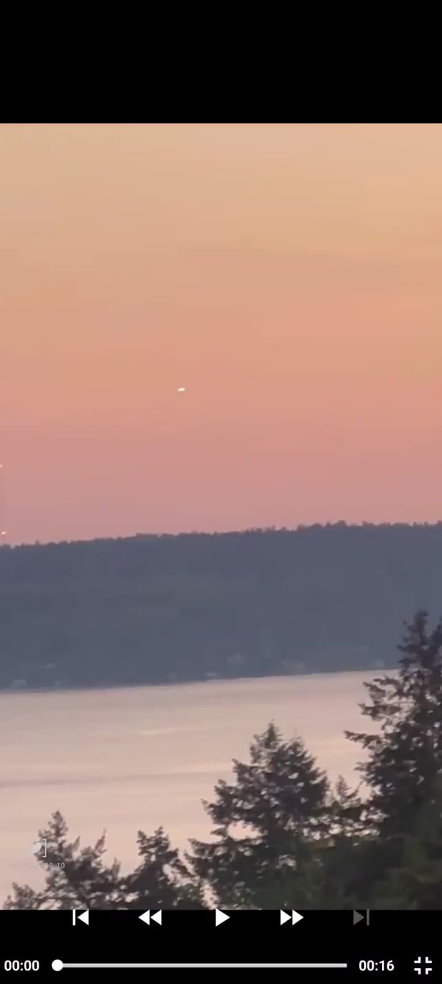 UFO Video – Burien, Washington, USA (April 30, 2025)