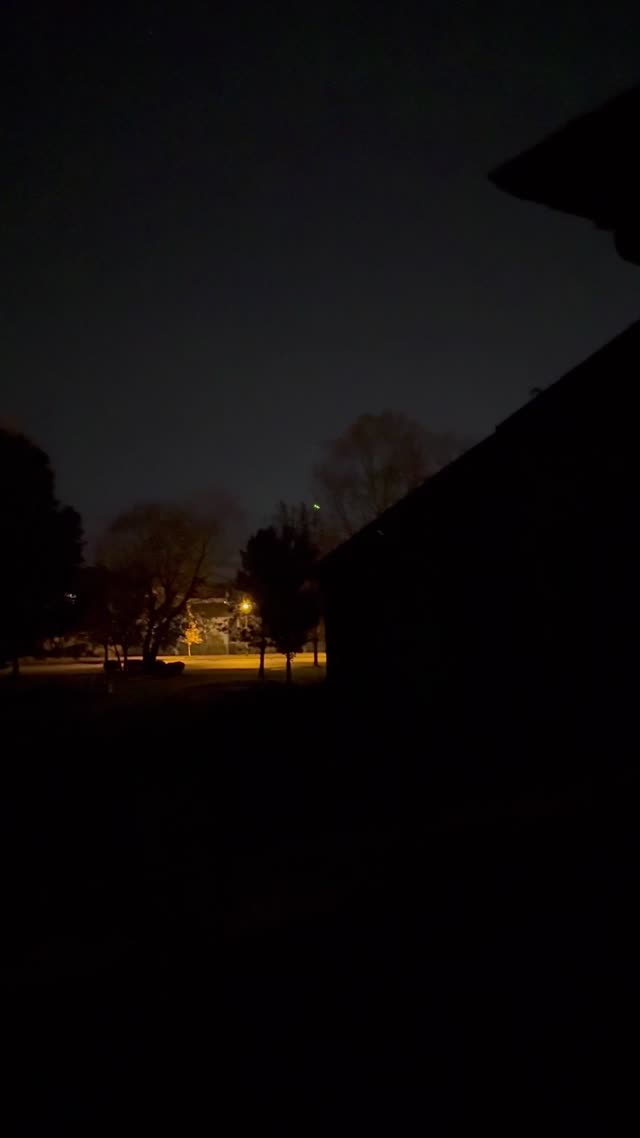 UFO Video – Overland Park, Kansas, USA (November 8, 2025)
