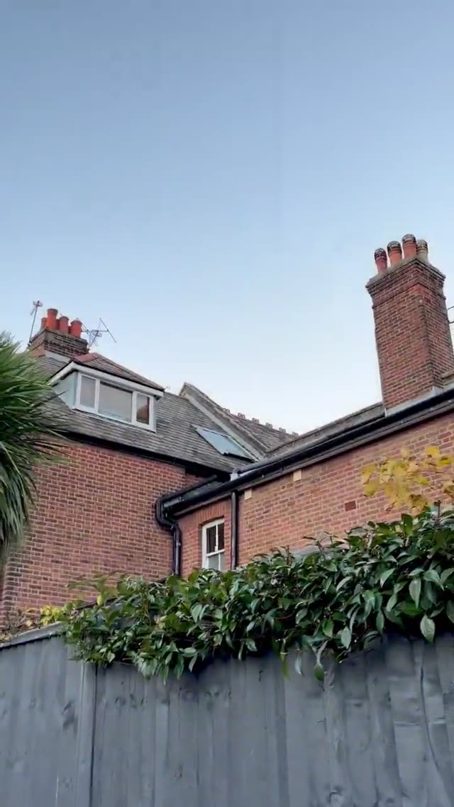 UFO Video – London, England, UK (November 8, 2025)