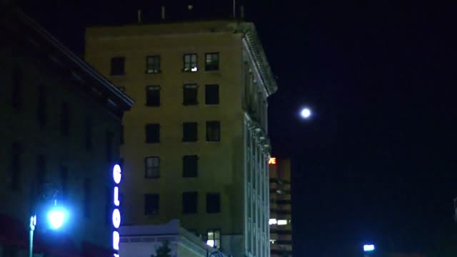 UFO Video – Detroit, Michigan (May 1, 2015)