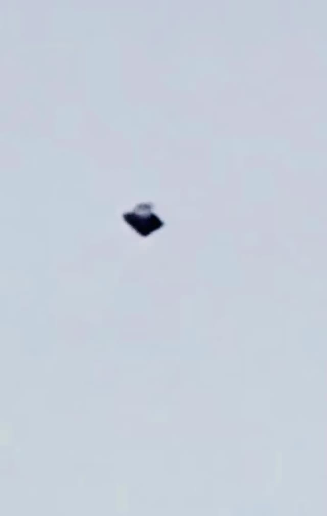 UFO Video – Medellin, Colombia, South America (April 9th, 2022)