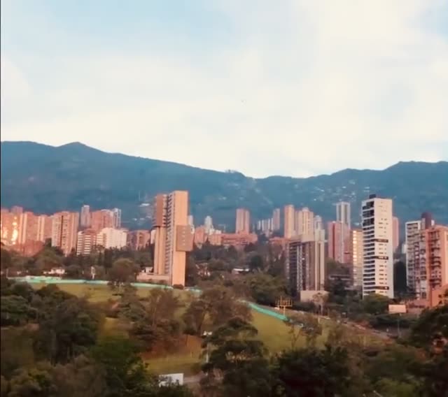 UFO Video – Medellín, Colombia (April 9, 2022)
