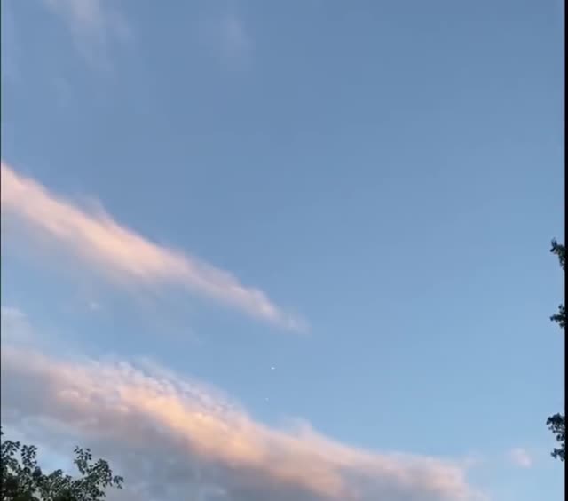 UFO Video – Fairdale, Kentucky (October 7, 2021)